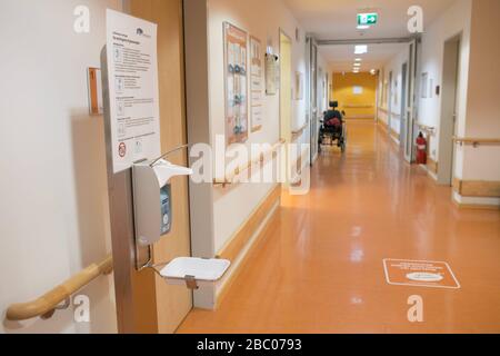 Désinfectants et mesures d'hygiène renforcées pour se protéger contre le virus corona et d'autres agents pathogènes (tels que la grippe) dans le vieux foyer de l'abbaye municipale de Munich sur Effnerstrasse. [traduction automatique] Banque D'Images