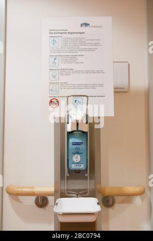 Désinfectants et mesures d'hygiène renforcées pour se protéger contre le virus corona et d'autres agents pathogènes (tels que la grippe) dans le vieux foyer de l'abbaye municipale de Munich sur Effnerstrasse. [traduction automatique] Banque D'Images