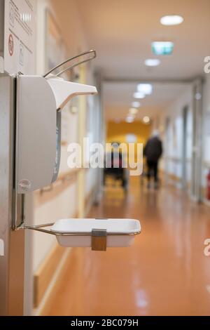 Désinfectants et mesures d'hygiène renforcées pour se protéger contre le virus corona et d'autres agents pathogènes (tels que la grippe) dans le vieux foyer de l'abbaye municipale de Munich sur Effnerstrasse. [traduction automatique] Banque D'Images