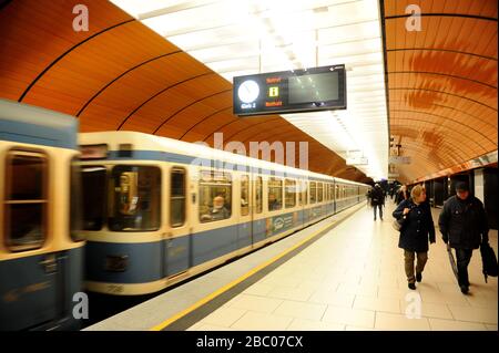 Effets du virus corona : les tunnels et les couloirs du métro de Munich sont presque vides. [traduction automatique] Banque D'Images