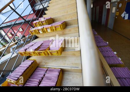 Jour des élections locales à Würmtal. Les documents de vote postal sont prêts à être comptages dans Planegg. [traduction automatique] Banque D'Images