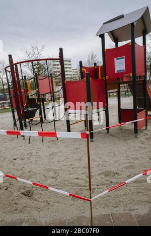 L'aire de jeux pour enfants à Haar a été fermée en raison de la crise de Corona. [traduction automatique] Banque D'Images