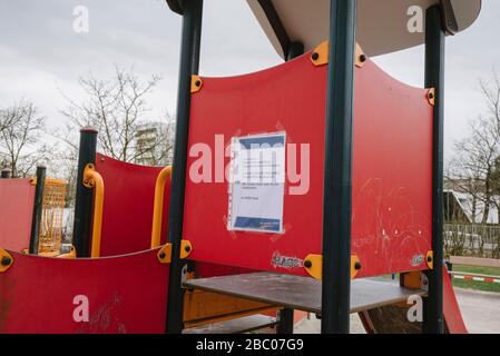 L'aire de jeux pour enfants à Haar a été fermée en raison de la crise de Corona. [traduction automatique] Banque D'Images