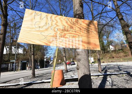 Signe avec l'inscription 'mal ein Gang runter schalten', prise le jour de l'élection locale 2020 dans le Würmtal, qui a été marqué par la crise de Corona. [traduction automatique] Banque D'Images