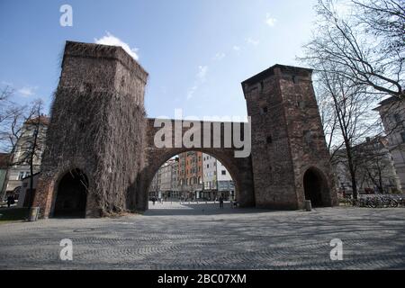 En raison des restrictions de la vie publique face à la pandémie de Corona, les rues et les places de Munich sont presque désertes. La photo montre Sendlinger-Tor-Platz. [traduction automatique] Banque D'Images