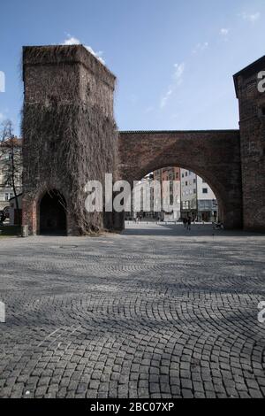 En raison des restrictions de la vie publique face à la pandémie de Corona, les rues et les places de Munich sont presque désertes. La photo montre Sendlinger-Tor-Platz. [traduction automatique] Banque D'Images