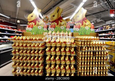 Shopping de nourriture en temps de la pandémie de Corona: Dans l'image chocolat Pâques lapins dans une branche de la chaîne de supermarchés Rewe à Obergiesing. [traduction automatique] Banque D'Images