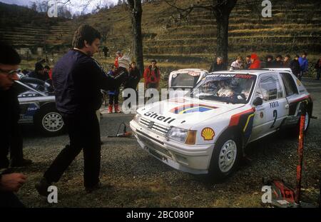 Ari Vatanen dans sa Peugeot 205 T16 à un point de service sur le rallye Monte Carlo de 1985 Banque D'Images