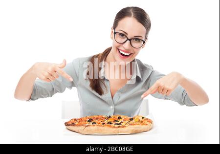 Happy woman eating pizza Banque D'Images