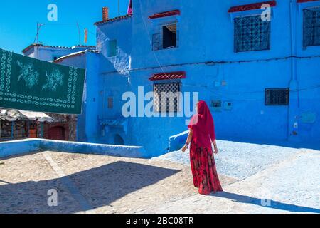Chefchaouen, Maroc : une jeune femme voilée dans la Médina Banque D'Images