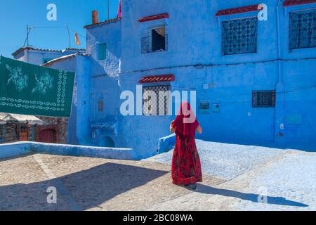 Chefchaouen, Maroc : une jeune femme voilée dans la Médina Banque D'Images