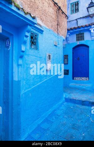 Chefchaouen, Maroc: Murs peints en bleu traditionnel dans la médina Banque D'Images