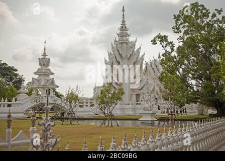 Le Temple Blanc ou Wat Rong Khun près de Chiang Rai est l'un des plus beaux temples de Thaïlande du Nord et est devenu un monument national. Banque D'Images