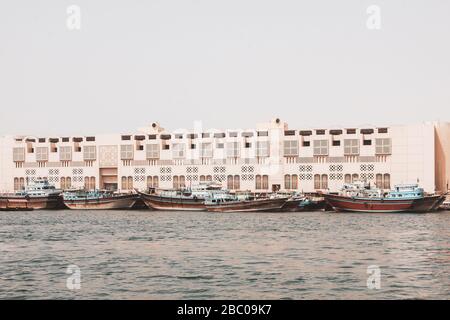 Flotte de bateaux de chargement traditionnels en bois sur les quais de Dubai Creek. Banque D'Images