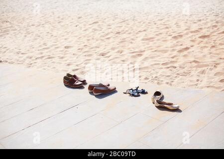 Chaussures sur une plage de sable, Dubaï - Jumeraiah Beach Banque D'Images