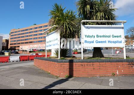 Newport, Gwent, Pays de Galles, Royaume-Uni – jeudi 2 avril 2020 – l'hôpital Royal Gwent géré par le conseil de santé de l'Université Aneuron Bevan ( ABUHB ). Au 1 er avril 2020, il y avait 681 cas confirmés de Coronavirus dans la région d'ABUHB, sur une population locale de 591,225 faisant de Newport un hotspot de Coronavirus. Photo Steven May / Alay Live News Banque D'Images