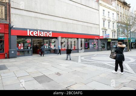 Newport, Gwent, Pays de Galles, Royaume-Uni – jeudi 2 avril 2020 – Shoppers queue utilisant des distances sociales en dehors d'une branche du supermarché Islande à Newport. Au 1 er avril 2020, il y avait 681 cas confirmés de Coronavirus dans la région, sur une population locale de 591,225 faisant de Newport Gwent un hotspot de Coronavirus. Photo Steven May / Alay Live News Banque D'Images