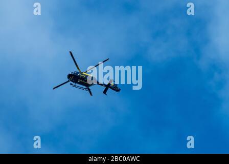 Poole, Royaume-Uni. Jeudi 2 avril 2020. L'hélicoptère Dorset police fait un tour sur les zones Branksome et Parkstone de Poole et Bournemouth, pendant les écluses de COVID-19. Crédit: Thomas Faull/Alay Live News Banque D'Images