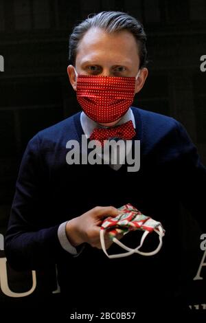 Berlin, Allemagne. 27 mars 2020. Jan Scheper-Stuke, directeur général du fabricant de cravate de Berlin Auerbach, montre un nouveau masque de bouche-nez à partir de la production dans l'atelier TIE. Depuis la semaine dernière, divers modèles de masques buccaux fabriqués à partir de tissus différents ont été offerts par le fabricant de cravates. Crédit: Carsten Koall/dpa/Alay Live News Banque D'Images