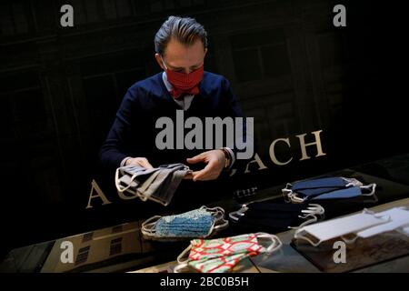 Berlin, Allemagne. 27 mars 2020. Jan Scheper-Stuke, directeur général du fabricant de cravate de Berlin Auerbach, trie de nouveaux masques buccaux à partir de la production dans l'atelier TIE. Depuis la semaine dernière, divers modèles de masques buccaux fabriqués à partir de tissus différents ont été offerts par le fabricant de cravates. Crédit: Carsten Koall/dpa/Alay Live News Banque D'Images