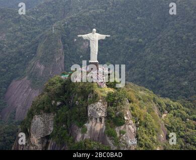 Vue du Christ Rédempteur d'en haut avec un fond de forêt tropicale verte à Rio de Janeiro. Banque D'Images