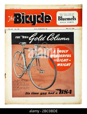 Magazine britannique vintage « The Bicycle » à partir de mai 1950, faisant la publicité du vélo BSA « Gold Column » sur la couverture avant Banque D'Images