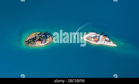 Photo aérienne de Saint-Georges et du monastère sur les îles près de la ville de Perast dans la baie de Kotor Banque D'Images