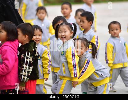 (200402) -- NANNING, 2 avril 2020 (Xinhua) -- les enfants s'amusent à un jardin d'enfants dans un site de réinstallation de secours de la pauvreté dans le comté autonome de Dahua Yao, dans la région autonome de Guangxi Zhuang en Chine méridionale, 15 novembre 2019. La région autonome de Guangxi Zhuang, une région clé des efforts de lutte contre la pauvreté en Chine, a entraîné l'identification et la mise en place de dossiers pour environ 710 000 personnes déplacées de zones inhospitalières au cours de la 13ème période du Plan quinquennal (2016-2020) comme une lutte clé contre la pauvreté. Le programme de relocalisation a été achevé à la fin de l'année dernière.déplacement d'un grand nombre de personnes hors de l'environnement Banque D'Images