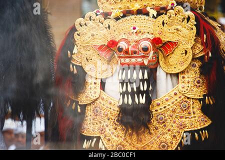 La personnalité traditionnelle du Barong balinais lors de la cérémonie de la rue sur l'île de Bali, en Indonésie. Gros plan Banque D'Images