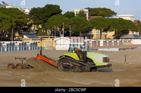 Bulldozer au travail sur une plage de sable Banque D'Images