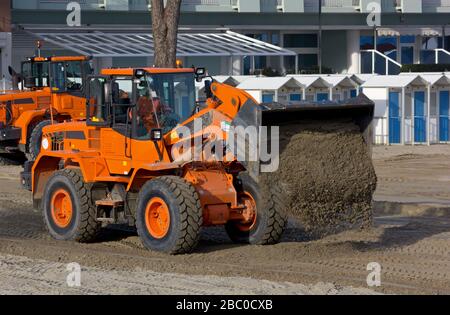 Bulldozers au travail sur une plage de sable Banque D'Images