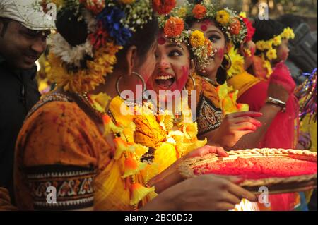 Les gens de toutes les marchent rejoindre le programme culturel de Pahela Falgun, également connu comme le premier jour du printemps du mois bengali Falgun, est une célébrité de vacances Banque D'Images