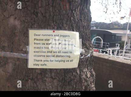 Londres, Royaume-Uni. 2 avril 2020. Les tensions entre coureurs/joggers et piétons s'élèvent dans les rues étroites de Londres, car de nombreux joggers/coureurs ne portent pas de masques et n'observent pas de distanciation sociale. Crédit: Brian Minkoff/Alay Live News Banque D'Images