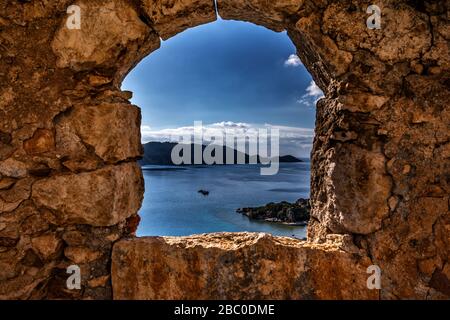 75/5000 Kekova est un magnifique centre touristique avec sa mer bleue, sa nature et son histoire ... Banque D'Images