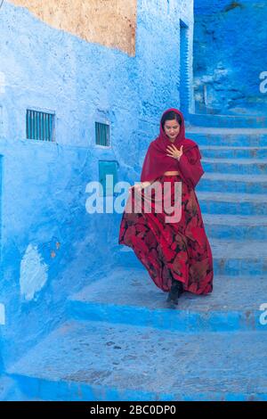 Chefchaouen, Maroc : une jeune femme voilée marchant dans la médina Banque D'Images