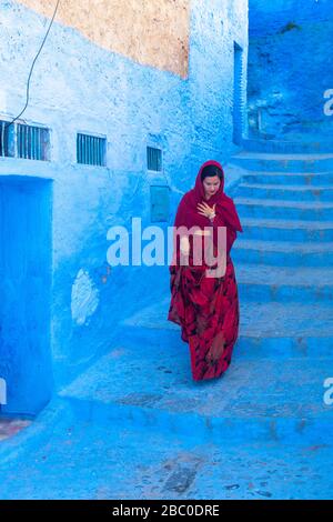 Chefchaouen, Maroc : une jeune femme voilée marchant dans la médina Banque D'Images