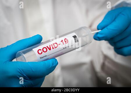 Test d'écouvillon Covid-19. Banque D'Images