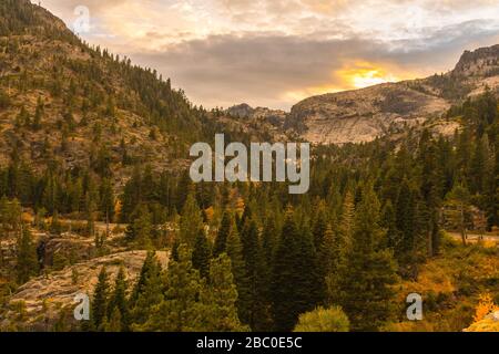 Détail du ciel au coucher du soleil sur la montagne rocheuse et les pins à côté d'Emerald Bay dans le lac Tahoe Banque D'Images