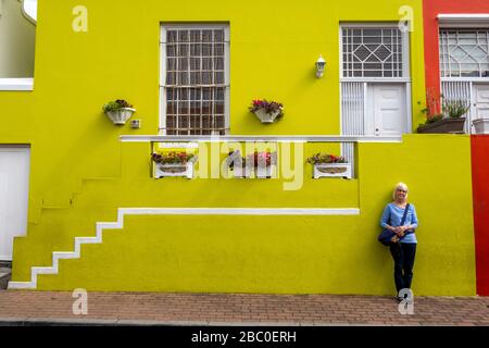 Afrique du Sud, le Cap, Schotsche Knoof, Bo Kaap, Chiappini St, touristique au mur vert peint à l'avant de la maison colorée restaurée Banque D'Images