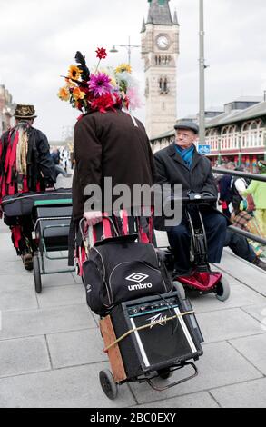 Les craquelins drapeau de Craven au Darlington Morris Dancing Festival, comté de Durham, Royaume-Uni. 14/4/2018. Photo de Stuart Boulton. Banque D'Images