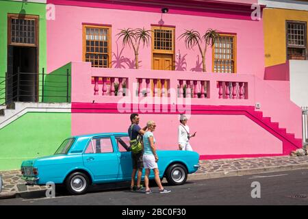 Afrique du Sud, le Cap, Schotsche Knoof, Bo Kaap, Wale St, les touristes sur le Mark2 peint en bleu Ford Cortina stationné à l'extérieur colorentièrement peint restauré ho Banque D'Images