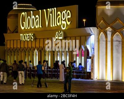 Prise de vue nocturne des personnes arrivant à Global Village, Dubaï, Émirats arabes Unis. Global Village combine des cultures de 90 pays à travers le monde en un seul endroit. Banque D'Images