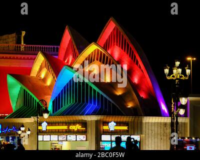 Nuit, photo de la réplique de l'Opéra de Sydney à l'intérieur de Global Village, Dubaï, Émirats arabes Unis. Global Village combine des cultures de 90 pays à travers le monde. Banque D'Images