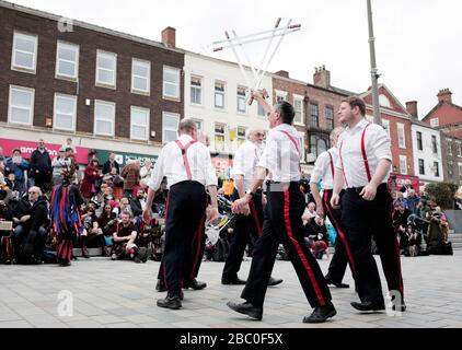 Danseuses à Darlington Morris Dancing Festival, comté de Durham, Royaume-Uni. 14/4/2018. Photo de Stuart Boulton. Banque D'Images