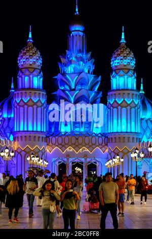 Prise de vue nocturne des personnes arrivant/sortant à Global Village, Dubaï, Émirats arabes Unis. Global Village combine des cultures de 90 pays à travers le monde. Banque D'Images