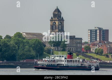 Le Mersey Ferries Royal Iris du Mersey passe par l'Hôtel de ville de Wallasey sur le Wirral Banque D'Images