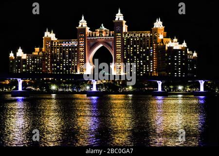Nuit, photo du Palm Atlantis Resort, un hôtel de luxe à Palm Jumeirah, Dubaï, Emirats Arabes Unis. Banque D'Images