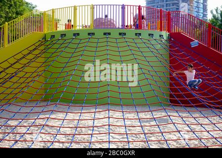 Aire de jeux extérieure pour enfants dans le parc Zabeel, en bordure du cadre de Dubaï, Dubaï, Émirats arabes Unis. Banque D'Images