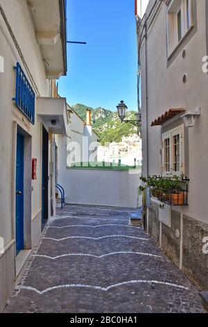 Une rue étroite entre les maisons d'Arboli, un village sur la côte amalfitaine en Italie Banque D'Images