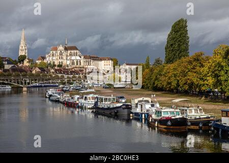 PORT DU FLEUVE ET ABBAYE SAINT-GERMAIN, QUAI DE L'ANCIENNE ABBAYE, AUXERRE, YONNE, FRANCE Banque D'Images